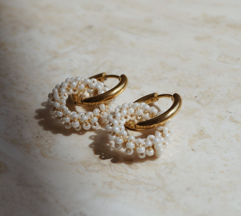 Gouden oorbellen witte kralen, goud witte oorbellen, gold earrings