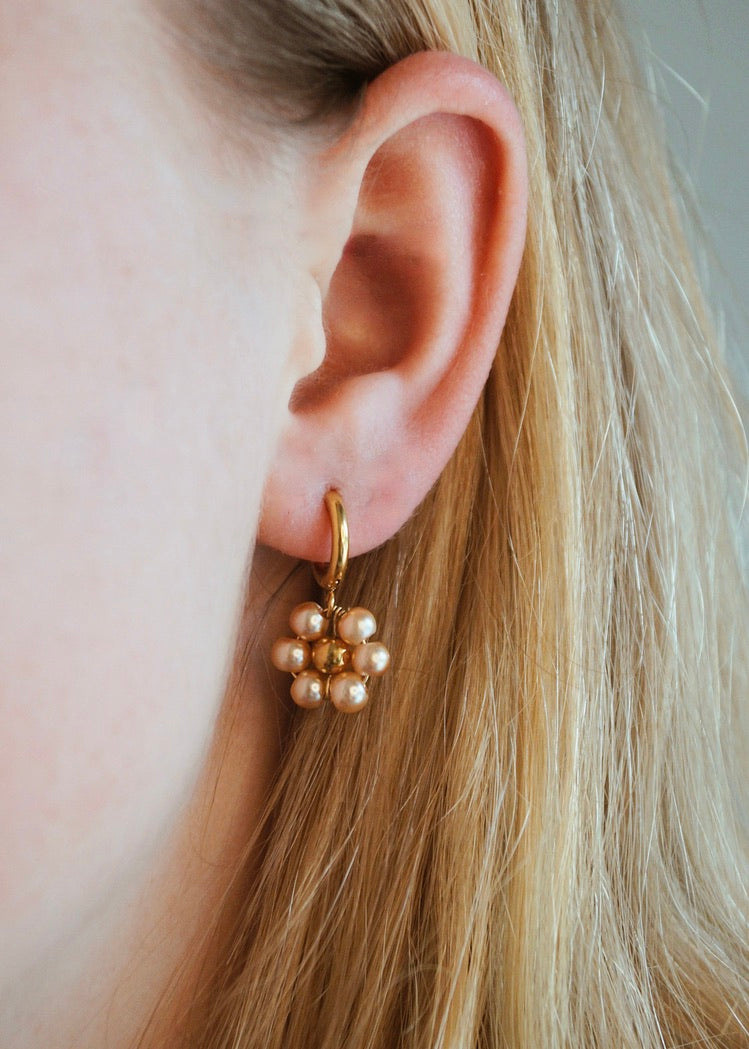 Pearly Flower Earrings. Gouden oorbellen. Klassieke oorbellen. Bloemtjes oorbellen. Parel oorbellen. Subtiel sieraad.
