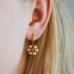 Pearly Flower Earrings. Gouden oorbellen. Klassieke oorbellen. Bloemtjes oorbellen. Parel oorbellen. Subtiel sieraad.