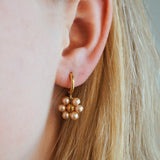 Pearly Flower Earrings. Gouden oorbellen. Klassieke oorbellen. Bloemtjes oorbellen. Parel oorbellen. Subtiel sieraad.