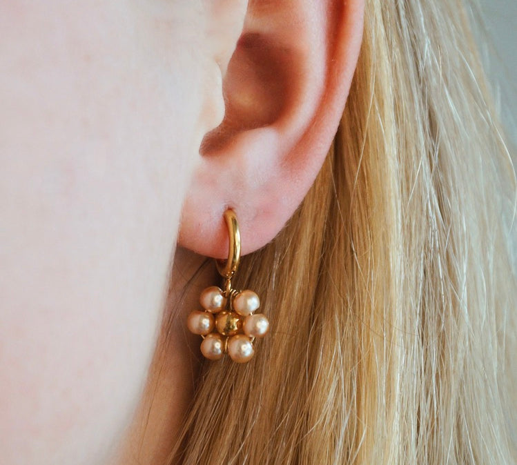 Pearly Flower Earrings. Gouden oorbellen. Klassieke oorbellen. Bloemtjes oorbellen. Parel oorbellen. Subtiel sieraad.