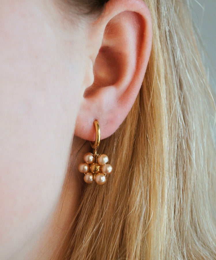 Pearly Flower Earrings. Gouden oorbellen. Klassieke oorbellen. Bloemtjes oorbellen. Parel oorbellen. Subtiel sieraad.