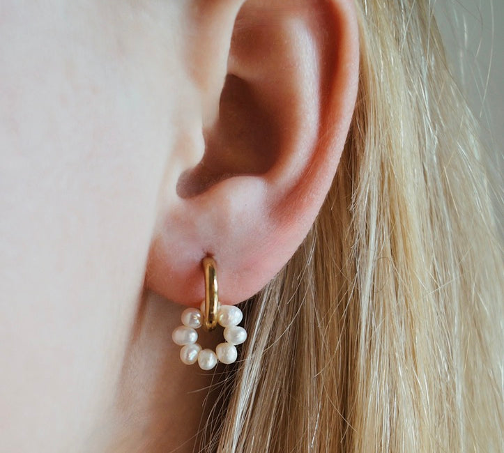 Shiny Pearl Earrings. Ronde oorbellen. Parel oorbellen. Hoops. Klassieke oorbellen. Subtiele oorbellen.