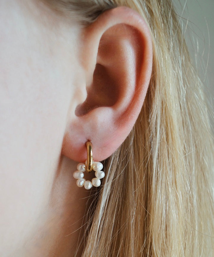 Shiny Pearl Earrings. Ronde oorbellen. Parel oorbellen. Hoops. Klassieke oorbellen. Subtiele oorbellen.