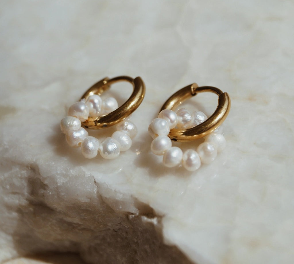 Shiny Pearl Earrings. Ronde oorbellen. Parel oorbellen. Hoops. Klassieke oorbellen. Subtiele oorbellen. 