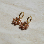 Pearly Flower Earrings. Gouden oorbellen. Klassieke oorbellen. Bloemtjes oorbellen. Parel oorbellen. Subtiel sieraad.