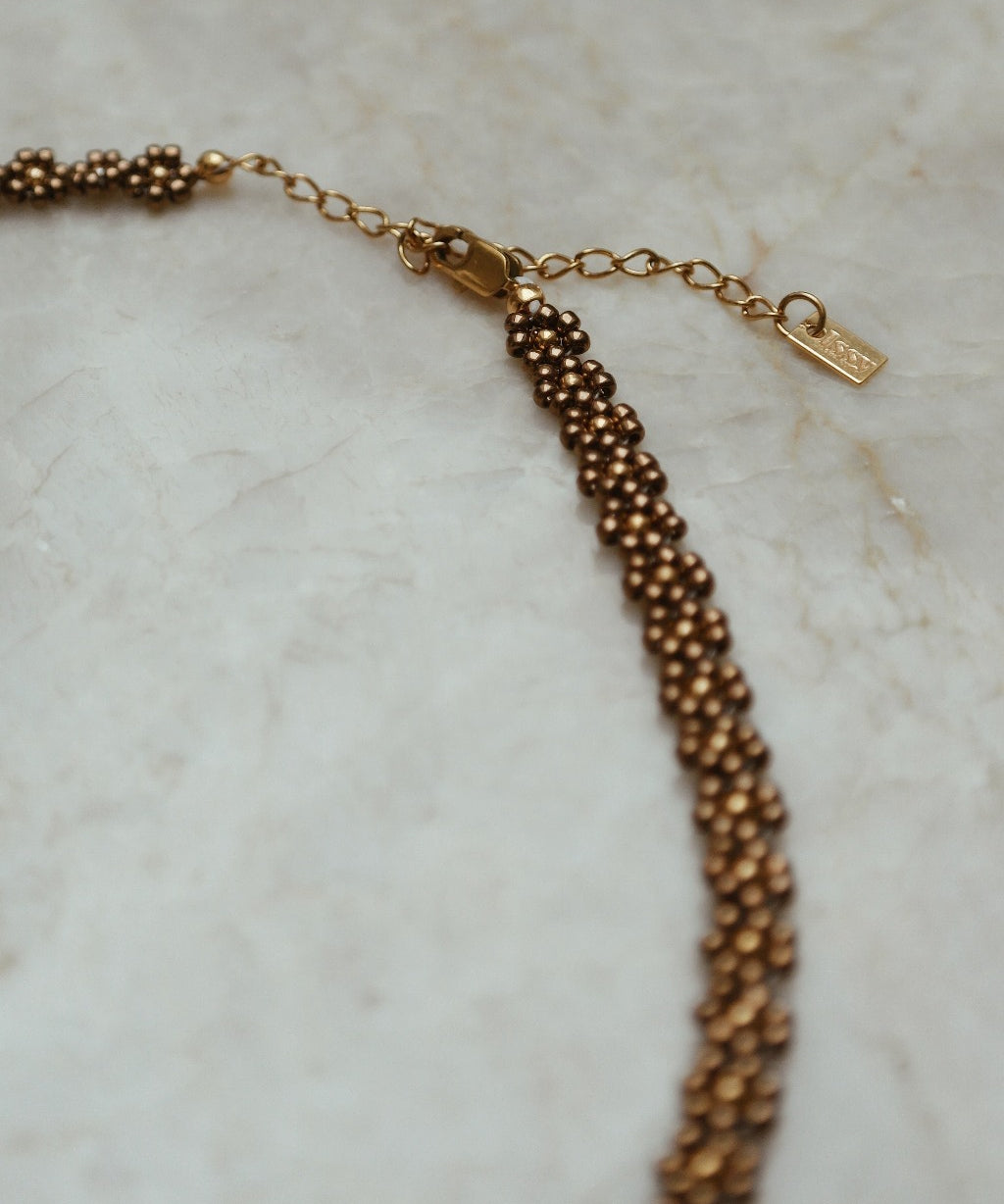 Handgemaakte stainless steel bloementjes ketting van hoge kwaliteit miyuki rocailles in de kleur bruin.