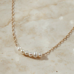 Subtiele en chique parel ketting. Bruidssieraad. Hoogwaardige parels