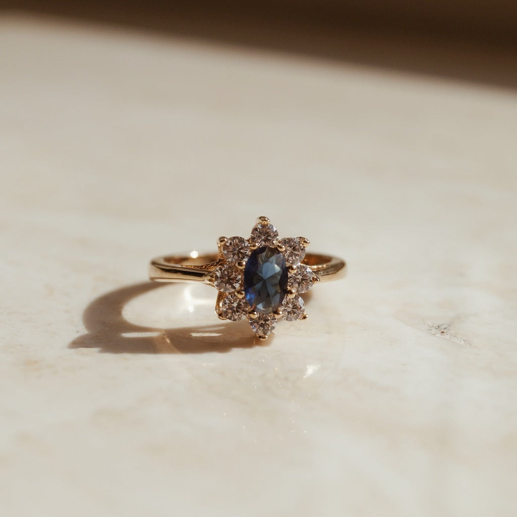 Royal Blue Ring. Hoogwaardige ring. Gouden ring met blauw. Statement ring. Klassieke ring.