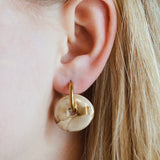 Stone Earrings. Oorbellen met een hanger. Beige en bruin tinten oorbellen. Statement oorbellen.