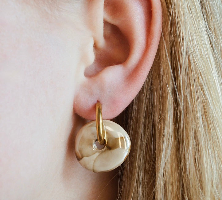 Stone Earrings. Oorbellen met een hanger. Beige en bruin tinten oorbellen. Statement oorbellen.