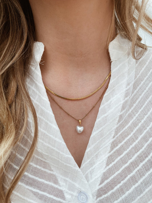 Glamoureuze gouden halsketting Chique sieraden in goud Trendy gouden hanger, Gouden ketting met elegantie, Chique goudkleurige accessoire, Sierlijke goudkleurige halsketting, Gouden ketting met stijl, Chique goudkleurige halsketting, Gouden sieraad met allure, Moderne gouden chique ketting