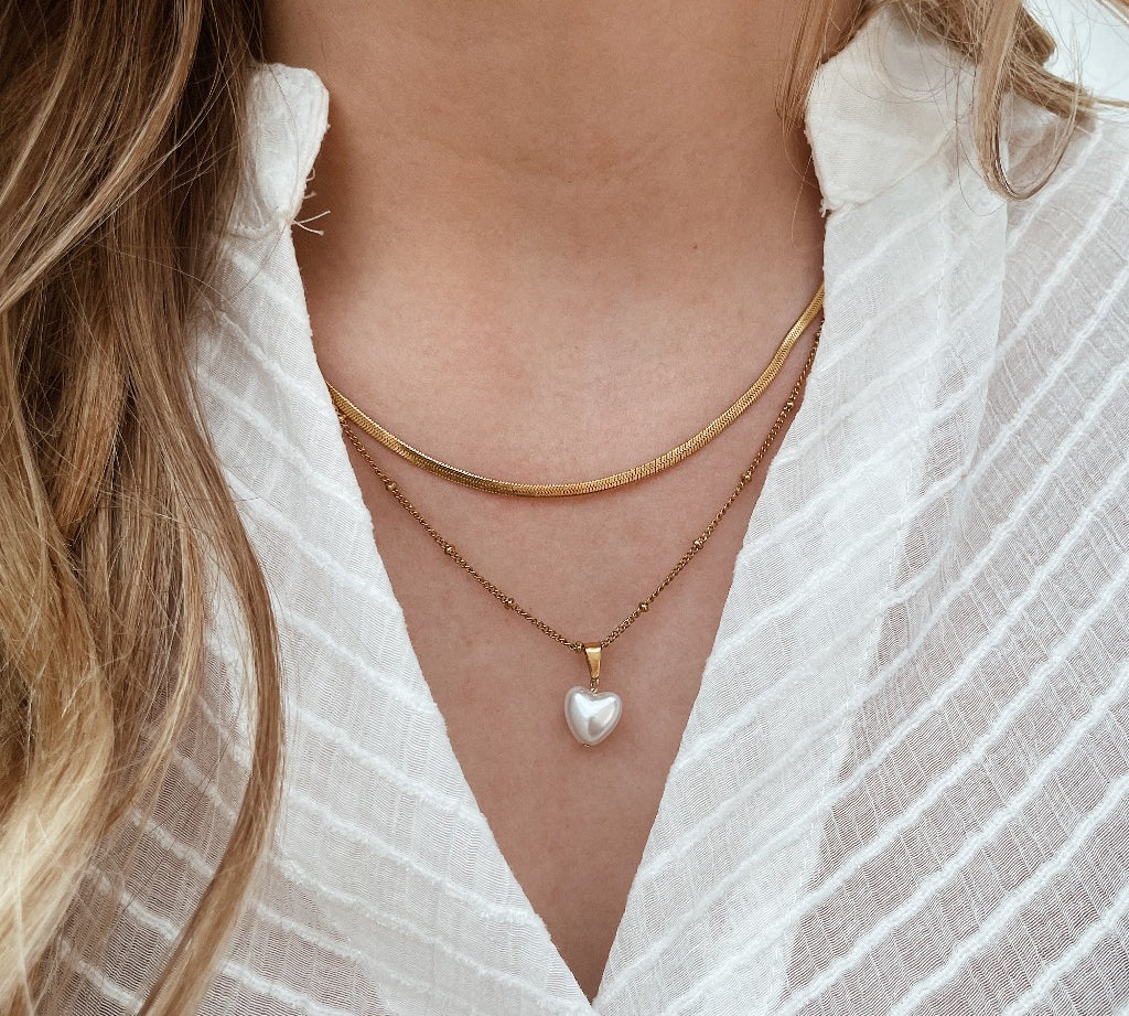 Gouden hart hanger met echte parel, Gouden sieraad met parel en hartvormige hanger, Gouden parelhanger met liefdeshart, Gouden hart parel ketting, Parel hanger met hart gouden ketting, Gouden ketting met parelhart hanger, Parel en hart hanger aan gouden ketting