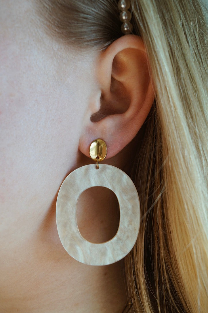 Beige oorbellen, oorbellen met hanger, beige oorbellen met hanger, gouden oorbel met beige hanger