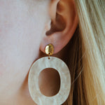 Beige oorbellen, oorbellen met hanger, beige oorbellen met hanger, gouden oorbel met beige hanger