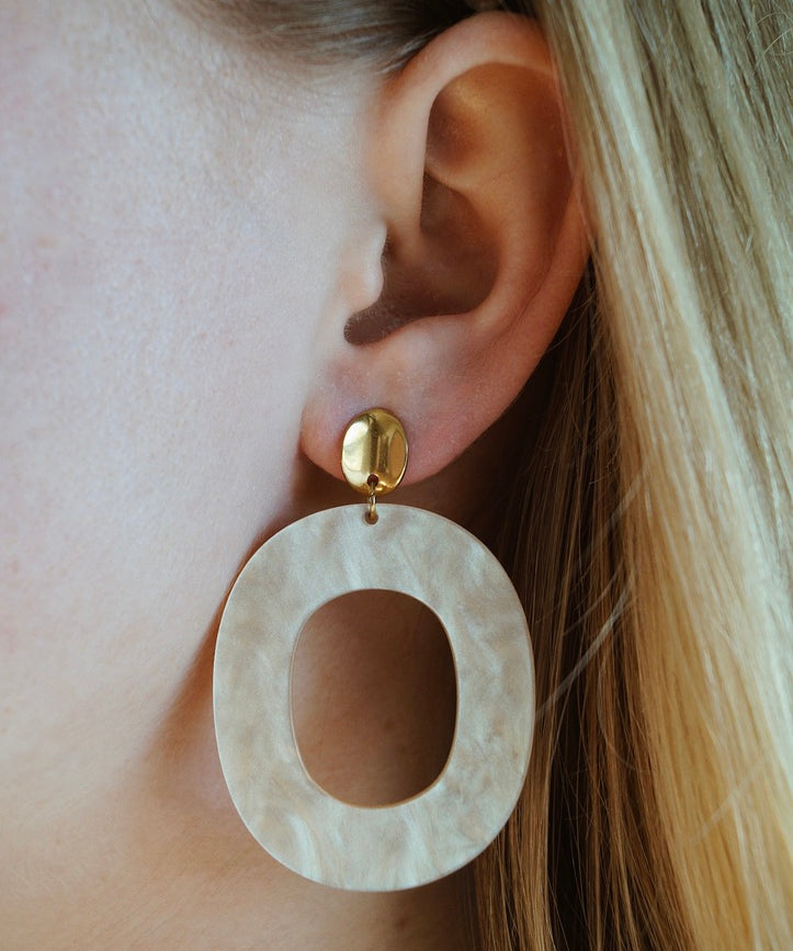 Beige oorbellen, oorbellen met hanger, beige oorbellen met hanger, gouden oorbel met beige hanger