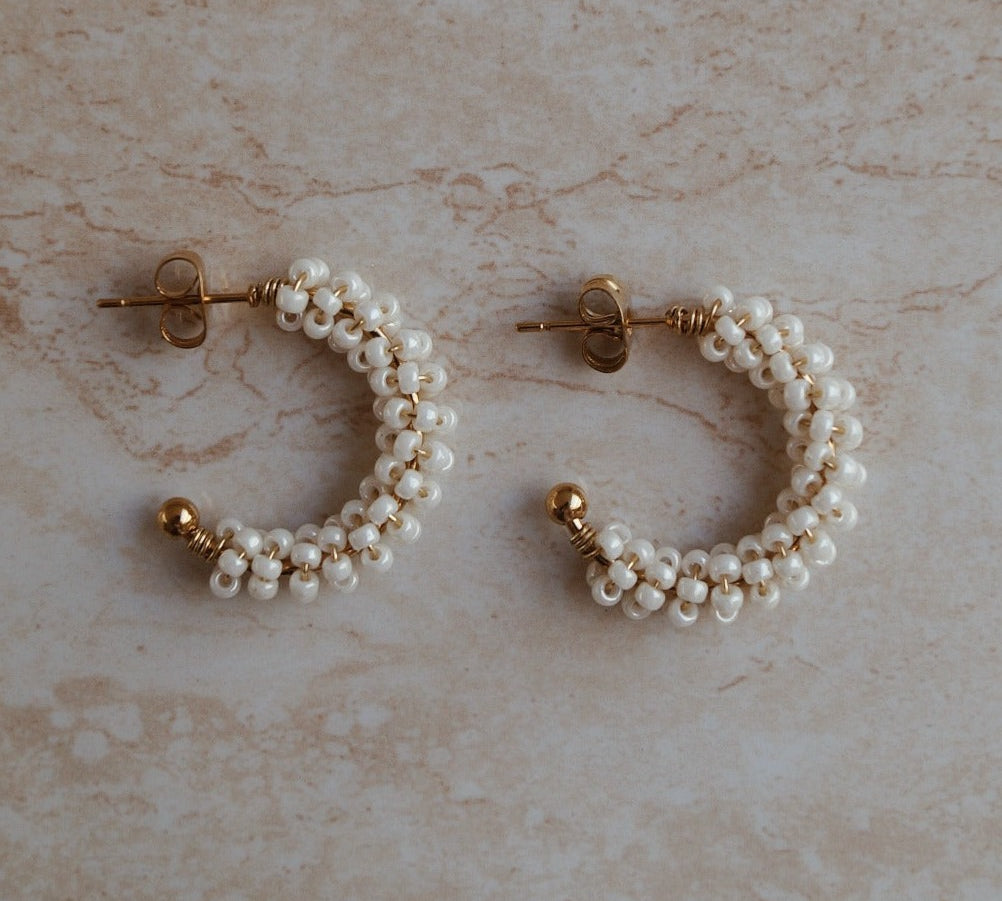 Mini hoops. Witte sieraden. Witte oorbellen. Subtiel sieraad. 