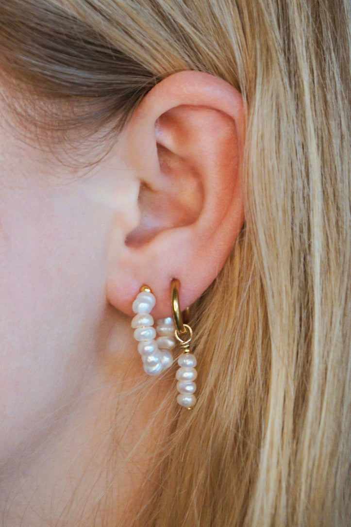 Pearly Gold Earrings. Subtiele oorbellen. Parel oorbellen. Gouden oorbellen. Klassieke oorbellen.