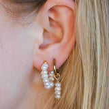 Pearly Gold Earrings. Subtiele oorbellen. Parel oorbellen. Gouden oorbellen. Klassieke oorbellen.