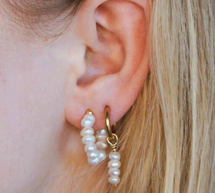 Pearly Gold Earrings. Subtiele oorbellen. Parel oorbellen. Gouden oorbellen. Klassieke oorbellen.