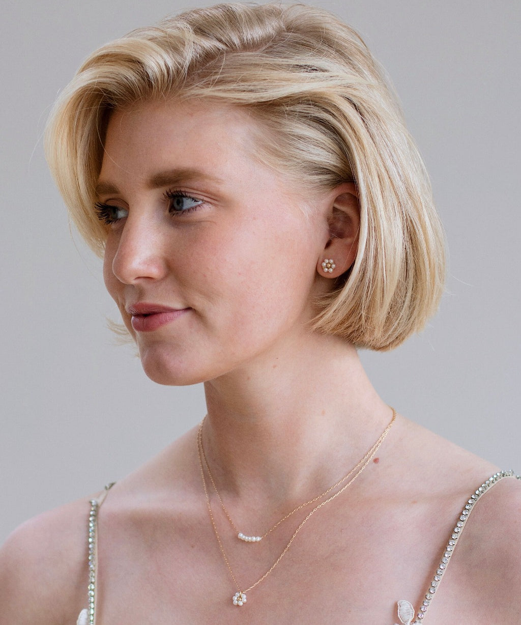Florance Bridal Jewellery Set. Bloemetjes oorbellen, parel ketting en bloemetjes ketting.