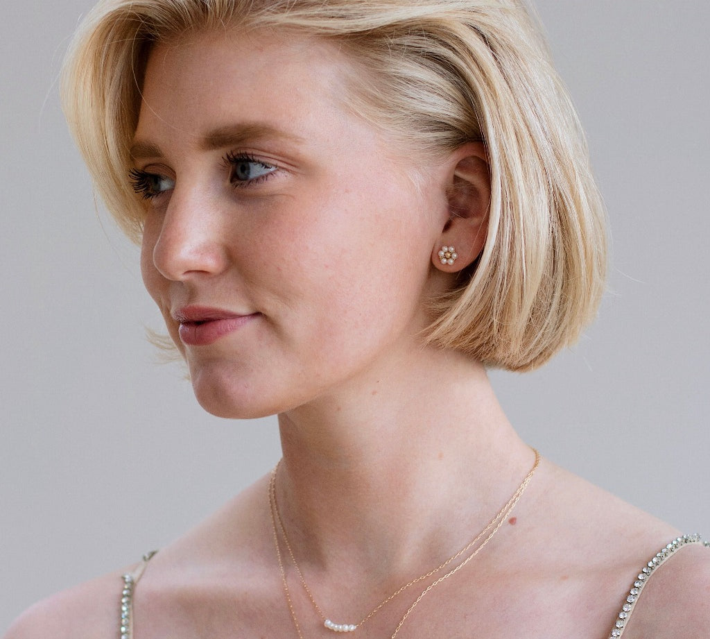 Florance Bridal Jewellery Set. Bloemetjes oorbellen, parel ketting en bloemetjes ketting.
