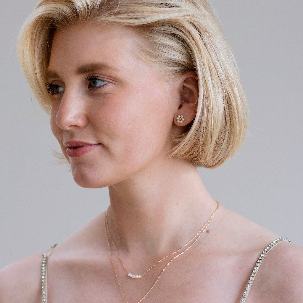 Chique Gouden ketting. Bruidssieraad. Parel bloemetjes. 