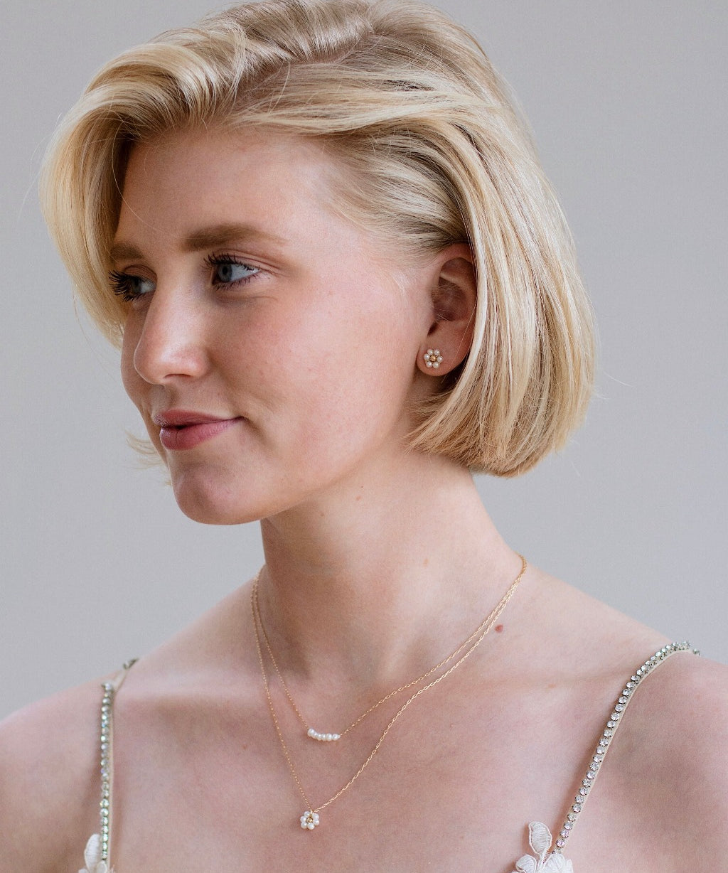 Chique Gouden ketting. Bruidssieraad. Parel bloemetjes. 