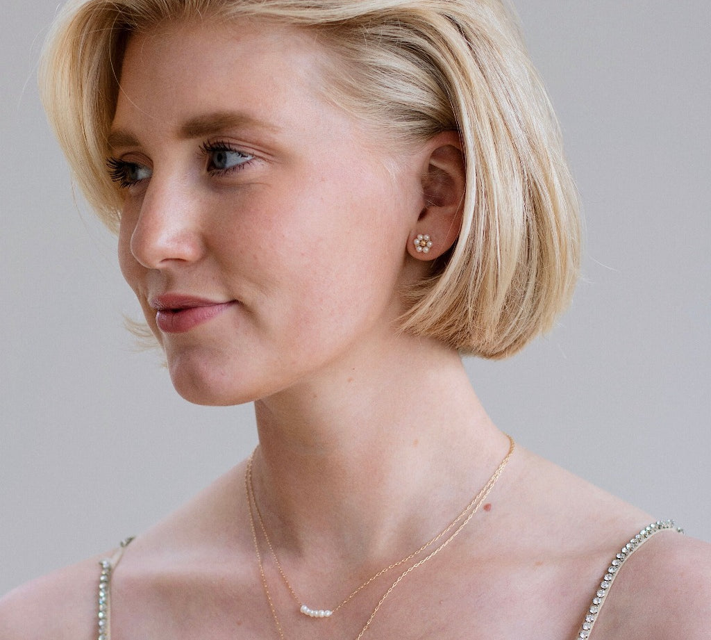 Chique Gouden ketting. Bruidssieraad. Parel bloemetjes. 