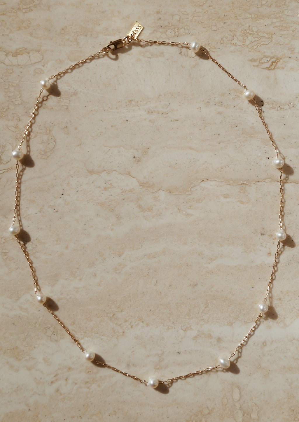 Back necklace. Parelketting. Bruidssieraad. ISSY. Subtiel sieraad. Chique