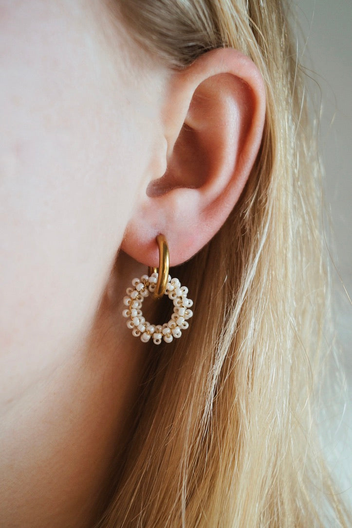 Gouden oorbellen witte kralen, goud witte oorbellen, gold earrings
