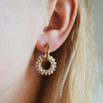 Gouden oorbellen witte kralen, goud witte oorbellen, gold earrings