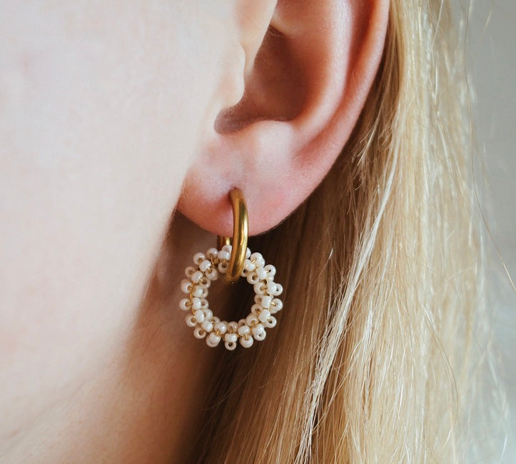 Gouden oorbellen witte kralen, goud witte oorbellen, gold earrings