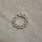 Elastiek ring bloemetjes wit goud, Wit gouden elastische ring met bloemetjes, Bloemmotief elastische ring in wit goud, Elastische ring met witte gouden bloemetjes, Wit gouden bloemen elastische ring, Bloemenontwerp elastiek ring in wit goud, Chique wit gouden elastiek ring met bloemetjes, Verstelbare ring met bloemen in wit goud, Wit gouden elastische ring met subtiele bloemetjes, Elastische bloemenring in wit goud