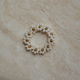 Elastiek ring bloemetjes wit goud, Wit gouden elastische ring met bloemetjes, Bloemmotief elastische ring in wit goud, Elastische ring met witte gouden bloemetjes, Wit gouden bloemen elastische ring, Bloemenontwerp elastiek ring in wit goud, Chique wit gouden elastiek ring met bloemetjes, Verstelbare ring met bloemen in wit goud, Wit gouden elastische ring met subtiele bloemetjes, Elastische bloemenring in wit goud