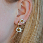 Vivé Flower Earrings. Bloemetjes oorbellen. Witte oorbellen. Subtiele oorbellen. Klassieke oorbellen. Minimalistische oorbellen.