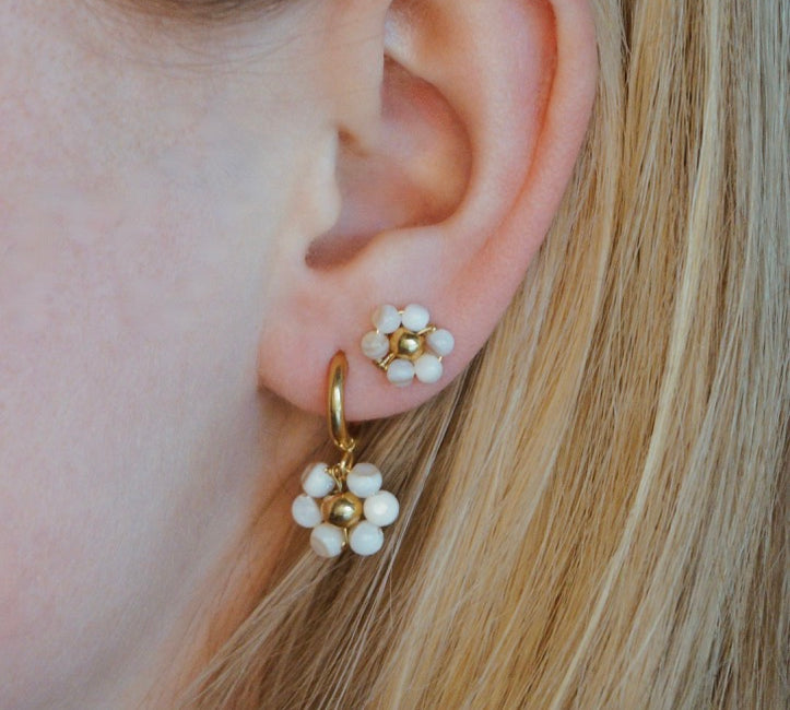 Vivé Flower Earrings. Bloemetjes oorbellen. Witte oorbellen. Subtiele oorbellen. Klassieke oorbellen. Minimalistische oorbellen.