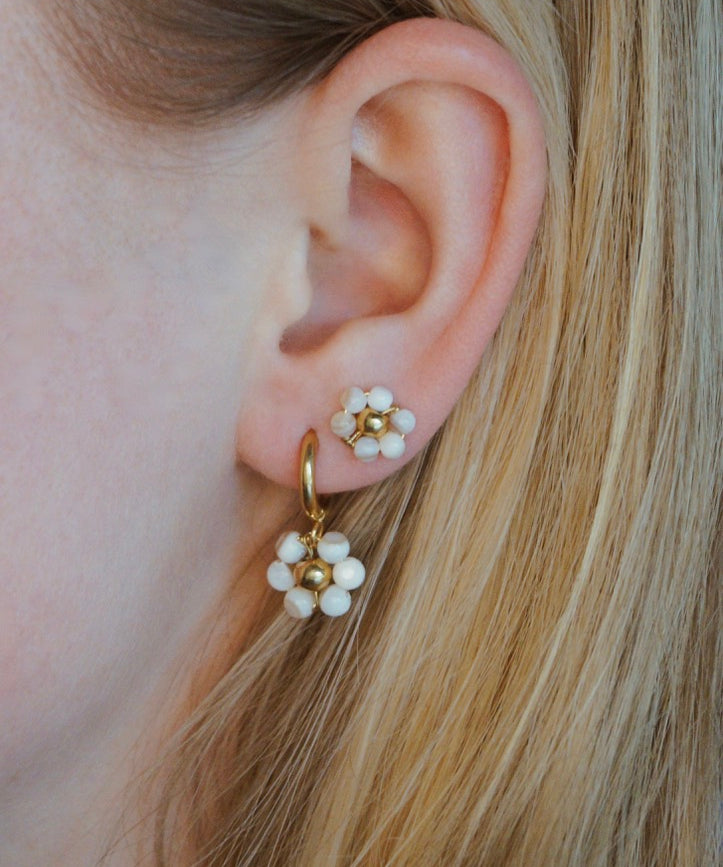 Vivé Flower Earrings. Bloemetjes oorbellen. Witte oorbellen. Subtiele oorbellen. Klassieke oorbellen. Minimalistische oorbellen.