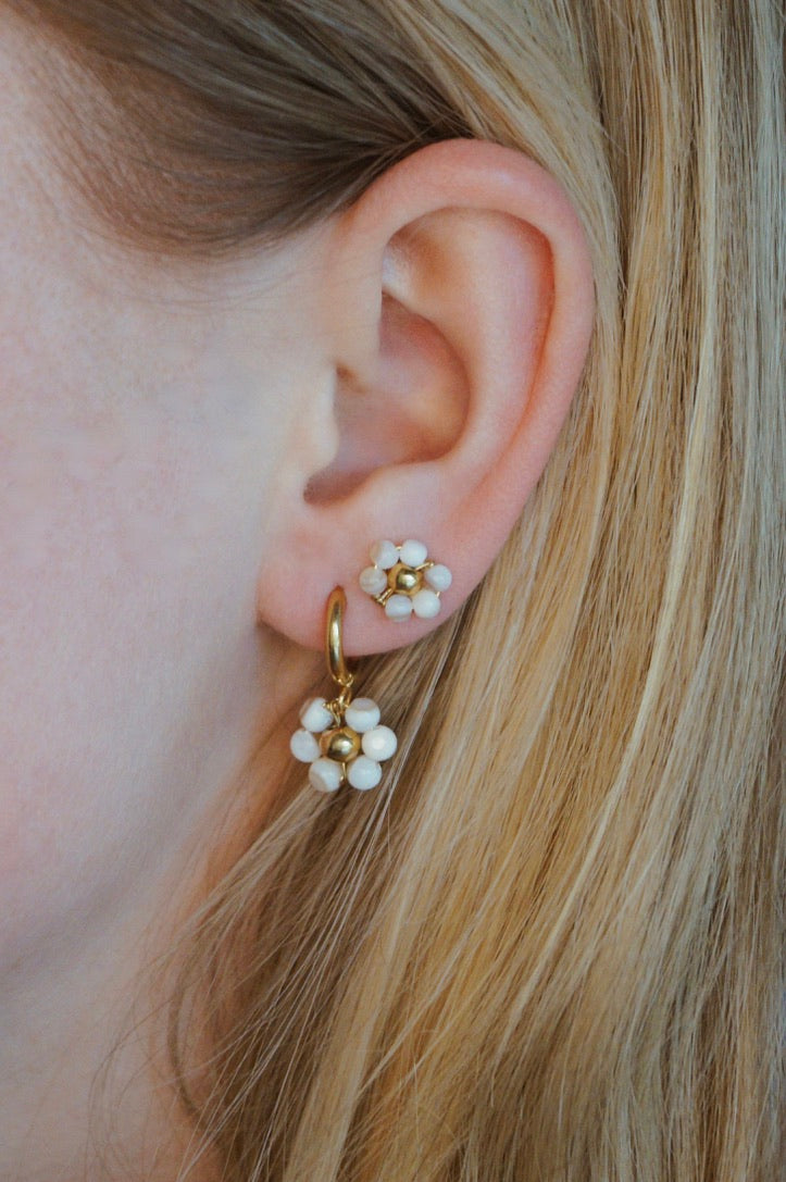 Vivé Flower Studs. Bloemetjes oorbellen. Witte oorbellen. Subtiele studs. Klassiek sieraad.