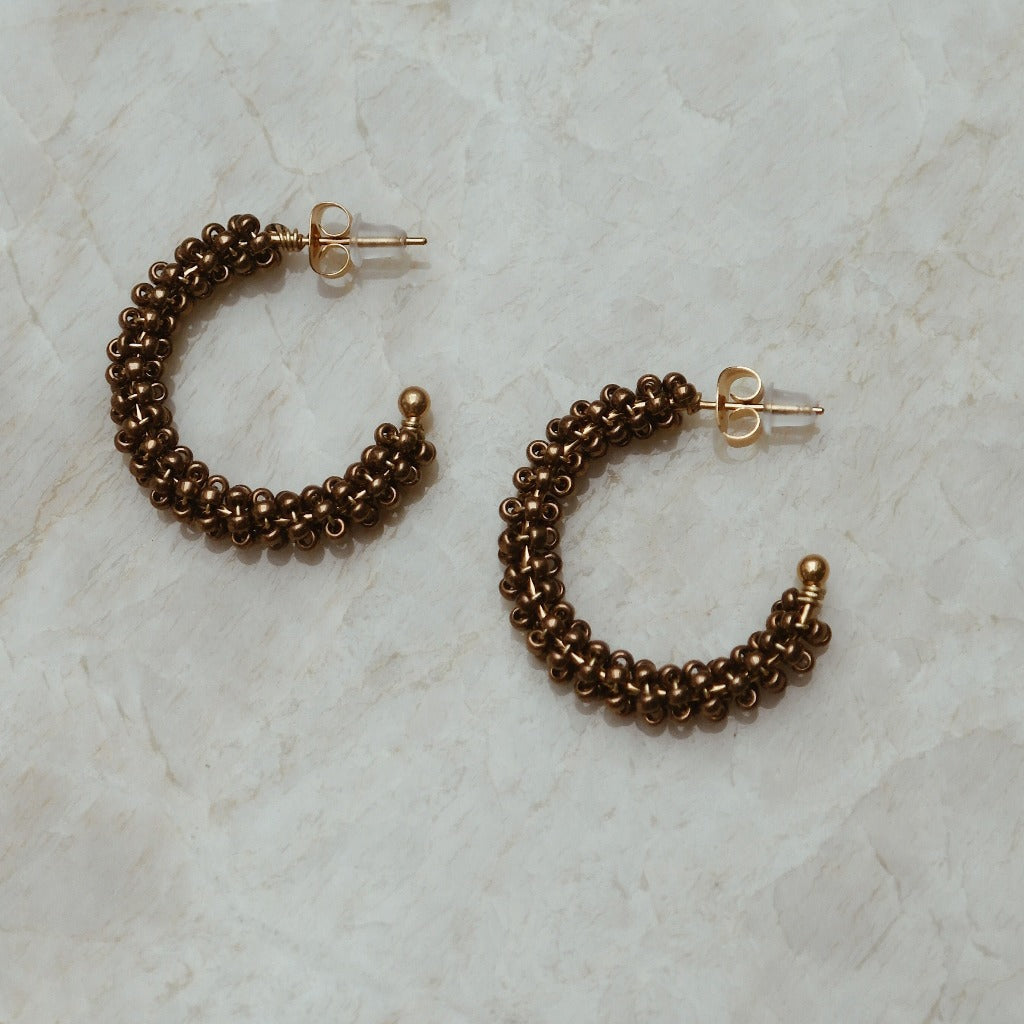 Oorbellen met een cirkel van bruin en bronze miyuki rocailles.