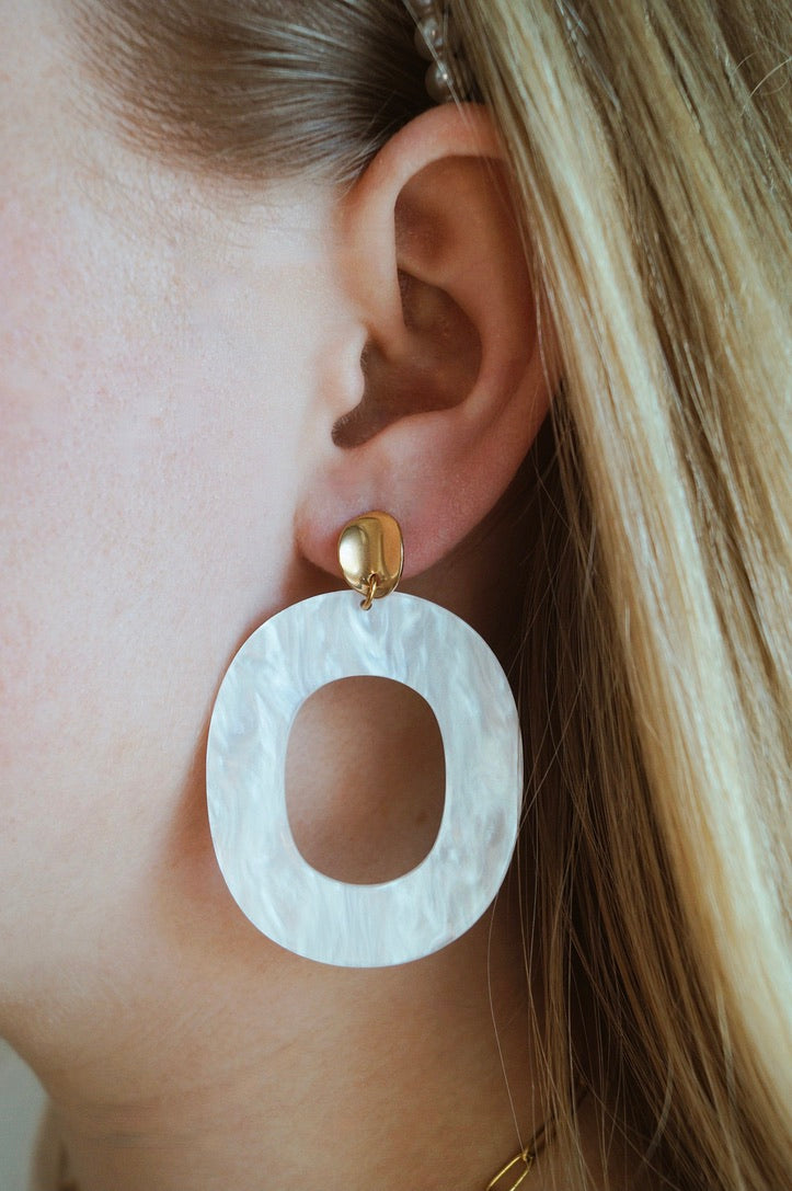 Beige oorbellen, oorbellen met hanger, beige oorbellen met hanger, gouden oorbel met beige hanger