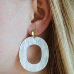 Beige oorbellen, oorbellen met hanger, beige oorbellen met hanger, gouden oorbel met beige hanger