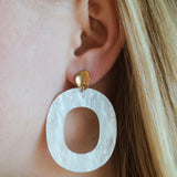 Beige oorbellen, oorbellen met hanger, beige oorbellen met hanger, gouden oorbel met beige hanger