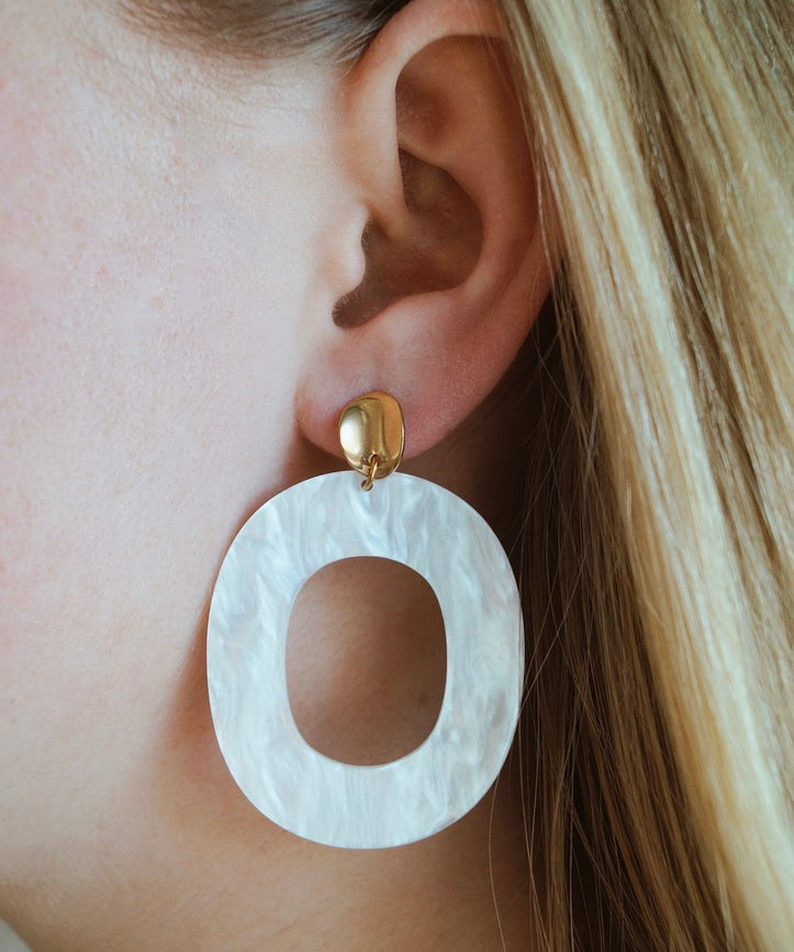 Beige oorbellen, oorbellen met hanger, beige oorbellen met hanger, gouden oorbel met beige hanger