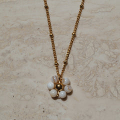 Gouden ketting met bloemetjes schelp hanger, schelpkralen,