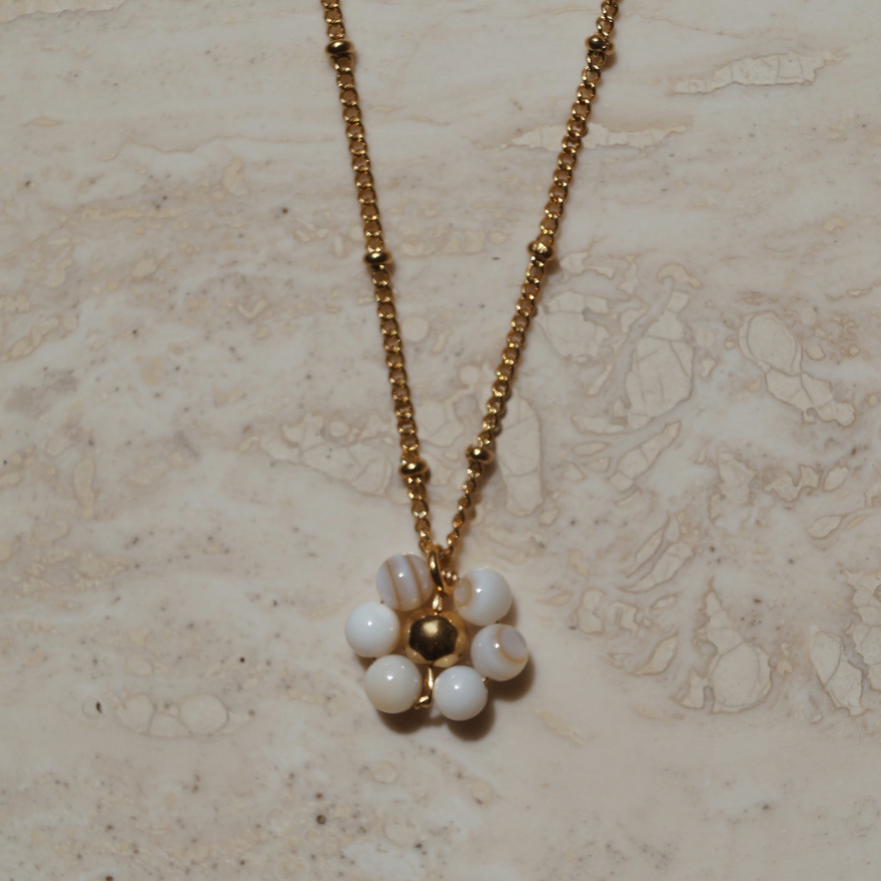 Gouden ketting met bloemetjes schelp hanger, schelpkralen,