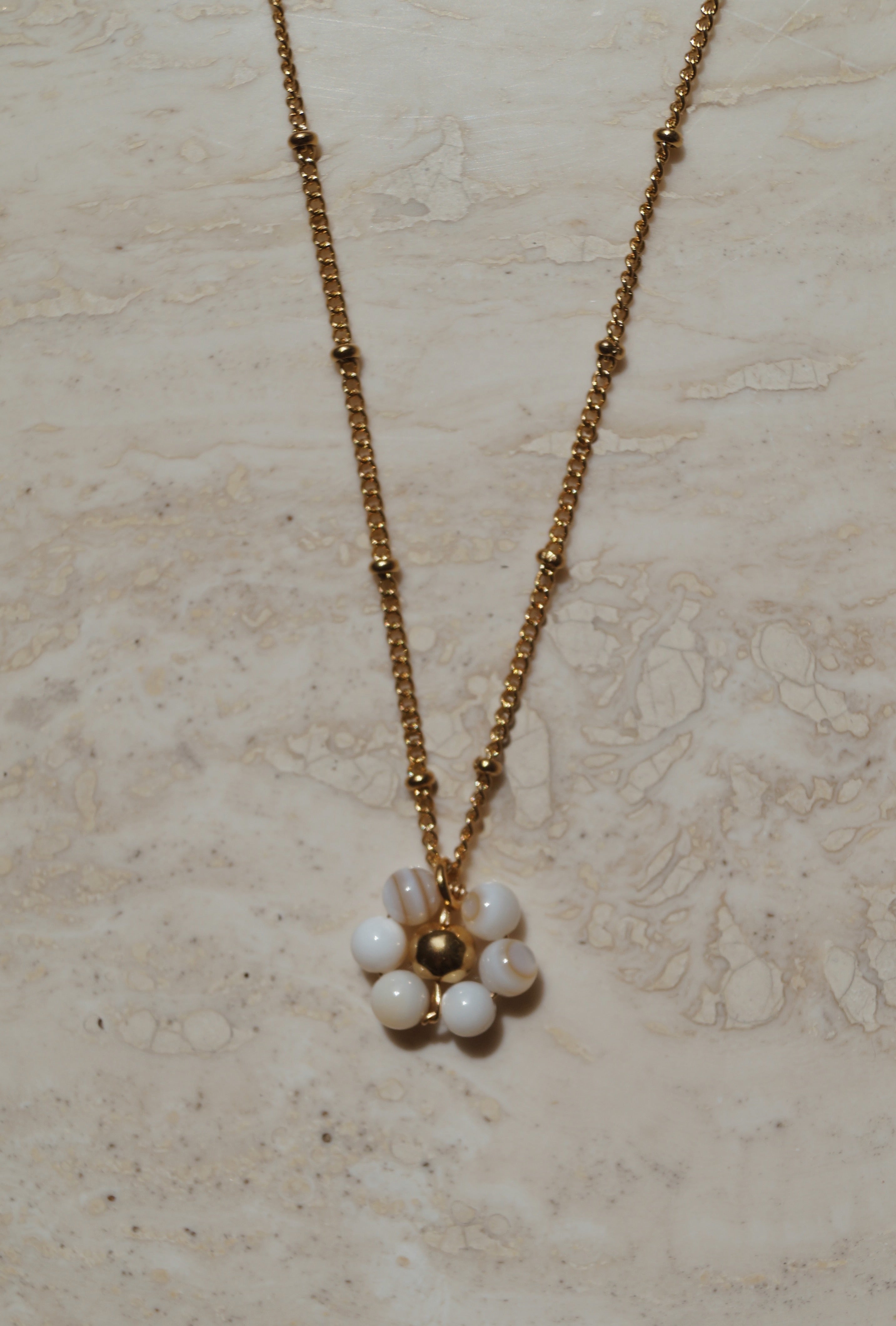 Gouden ketting met bloemetjes schelp hanger, schelpkralen,