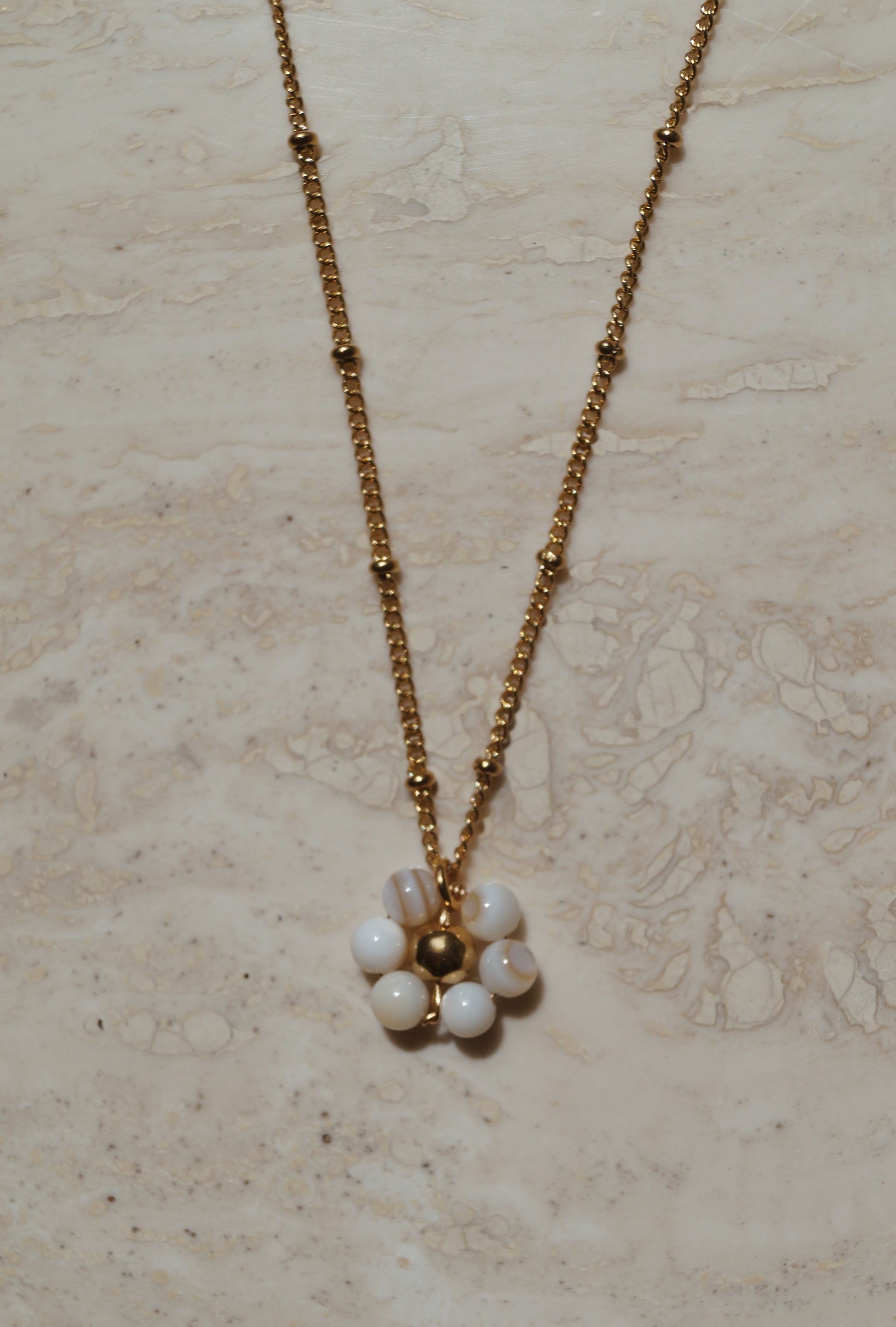 Gouden ketting met bloemetjes schelp hanger, schelpkralen,