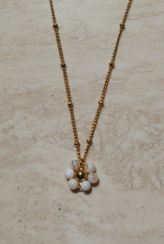 Gouden ketting met bloemetjes schelp hanger, schelpkralen,