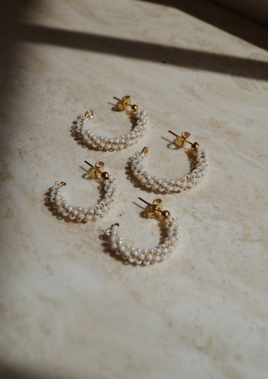 Ronde oorbellen wit, witte oorbellen met gouden details